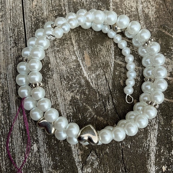 Hand Crafted Elegant White Pearl Memory Wire Bracelet with Silver Hearts Accents - Picture 2 of 7